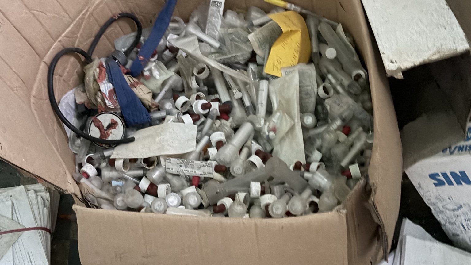 Cutie cu recipiente și materiale medicale