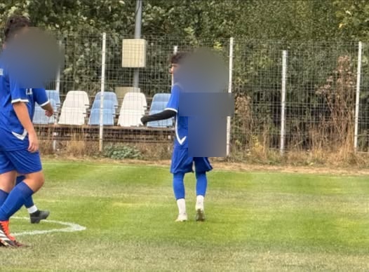 Imagine anonimizată cu adolescentul pe terenul de fotbal