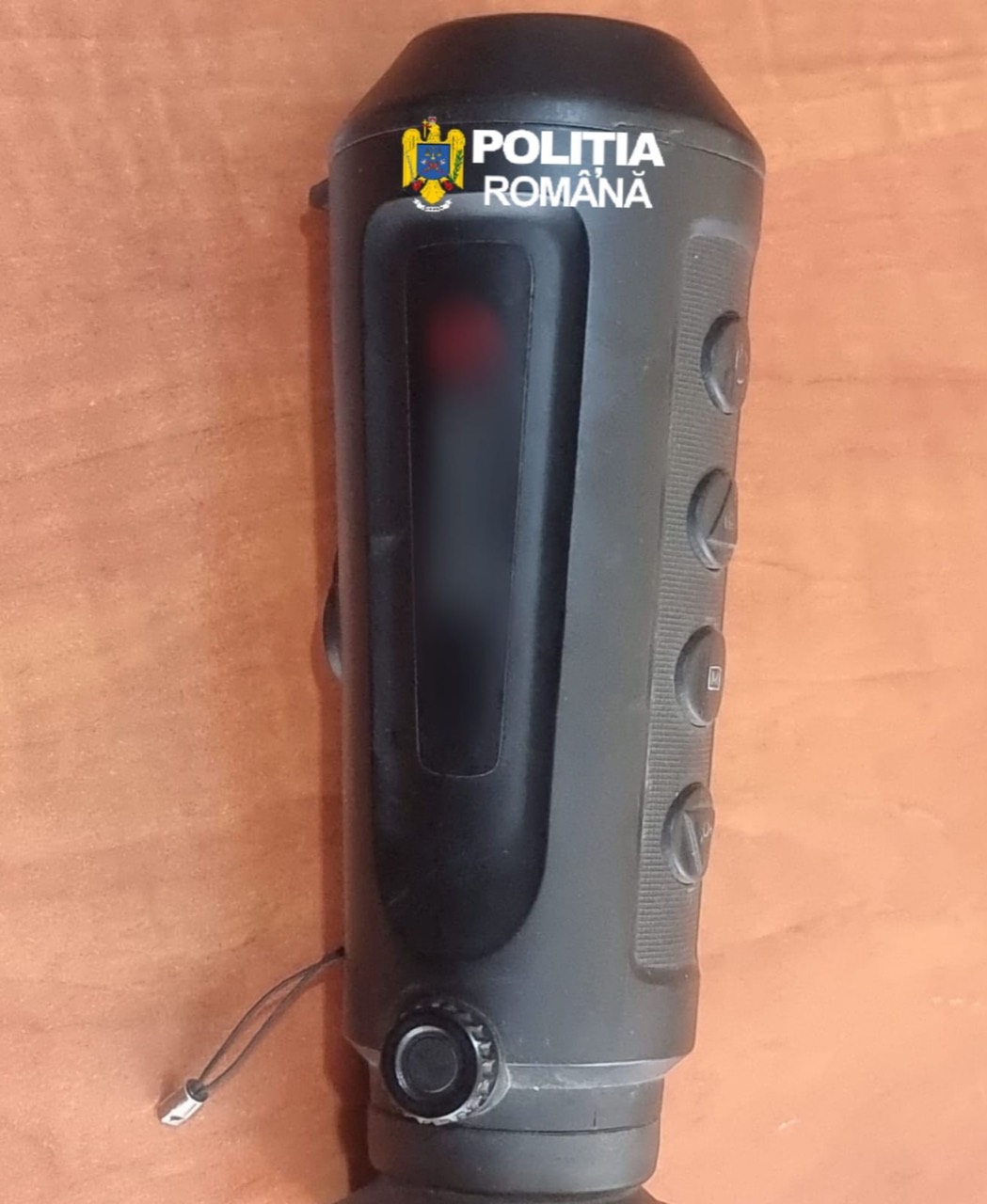 Cameră cu termoviziune prezentată în fotografiile Poliției