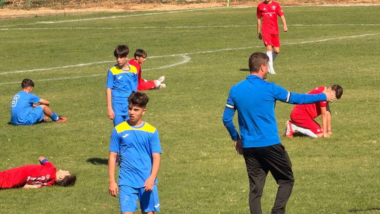 Jucători Sporting Roșiori și CSM Alexandria pe teren