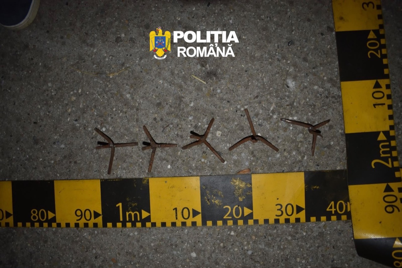 Scoabe metalice prezentate în fotografiile Poliției