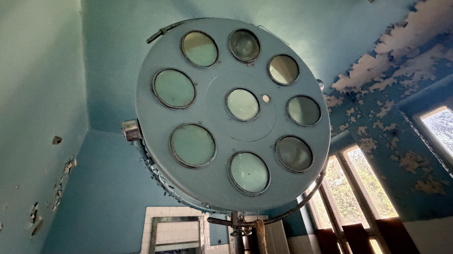 Lampă medicală abandonată
