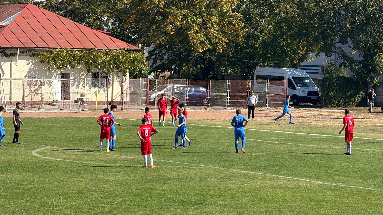 Sporting Roșiori, în albastru, și CSM Alexandria, în roșu, în timpul meciului U15