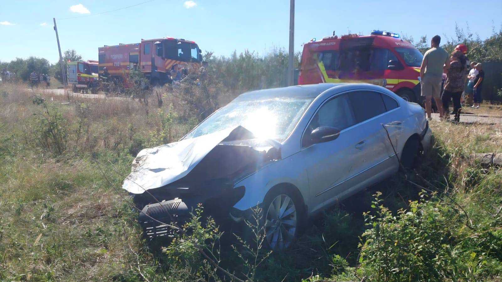 Autoturism avariat și autospeciale la locul accidentului de pe DJ 703