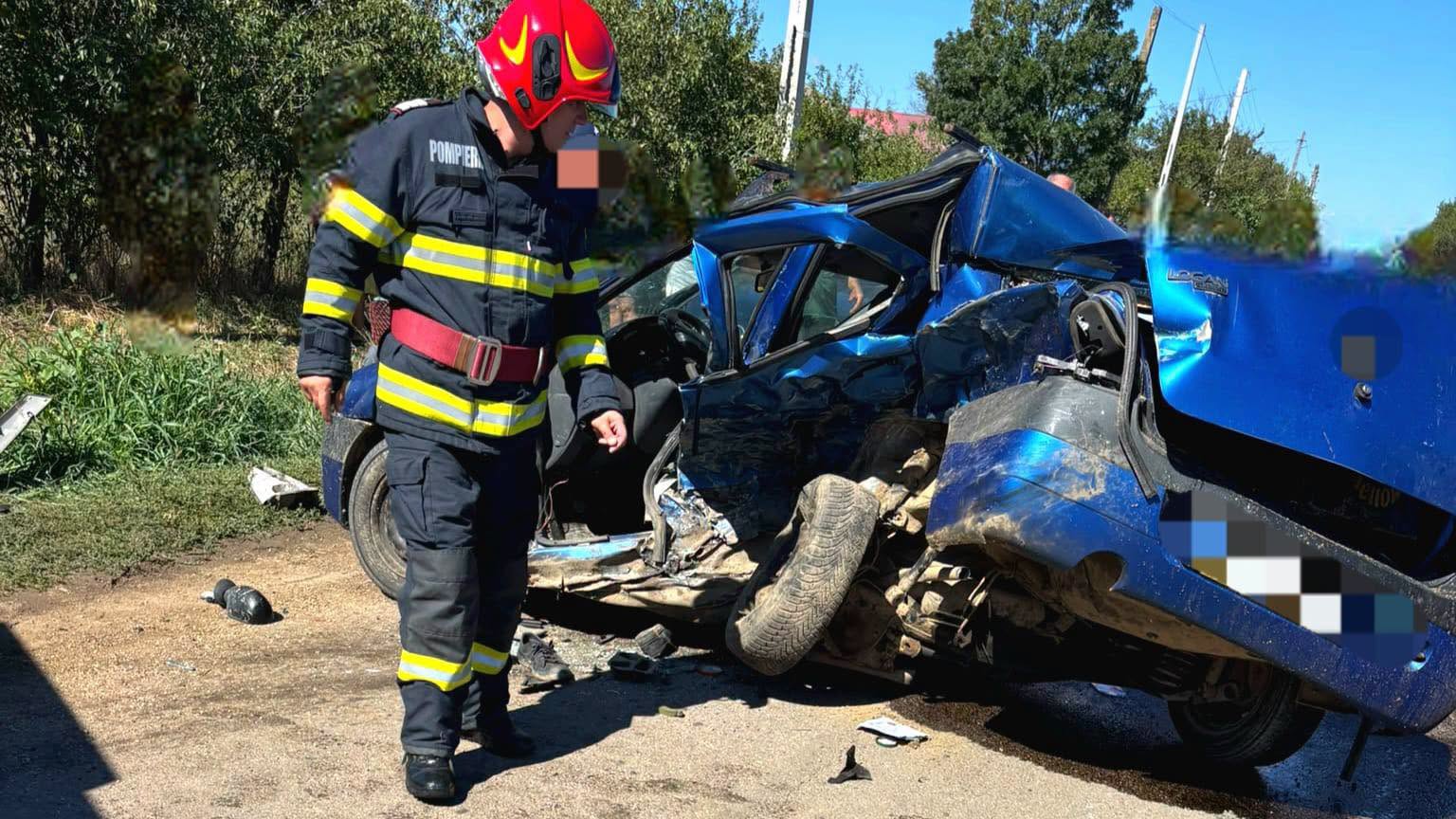 Pompier lângă autoturismul avariat, la Baldovinești