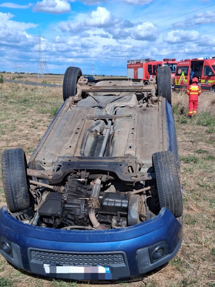 Autoturism răsturnat pe DJ 503, la ieșirea din Videle spre Moșteni