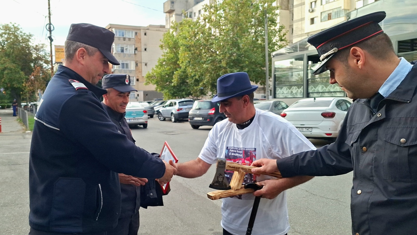 Înmânarea unor amintiri din partea colegilor, la momentul de rămas-bun de la Detașamentul de Pompieri Alexandria