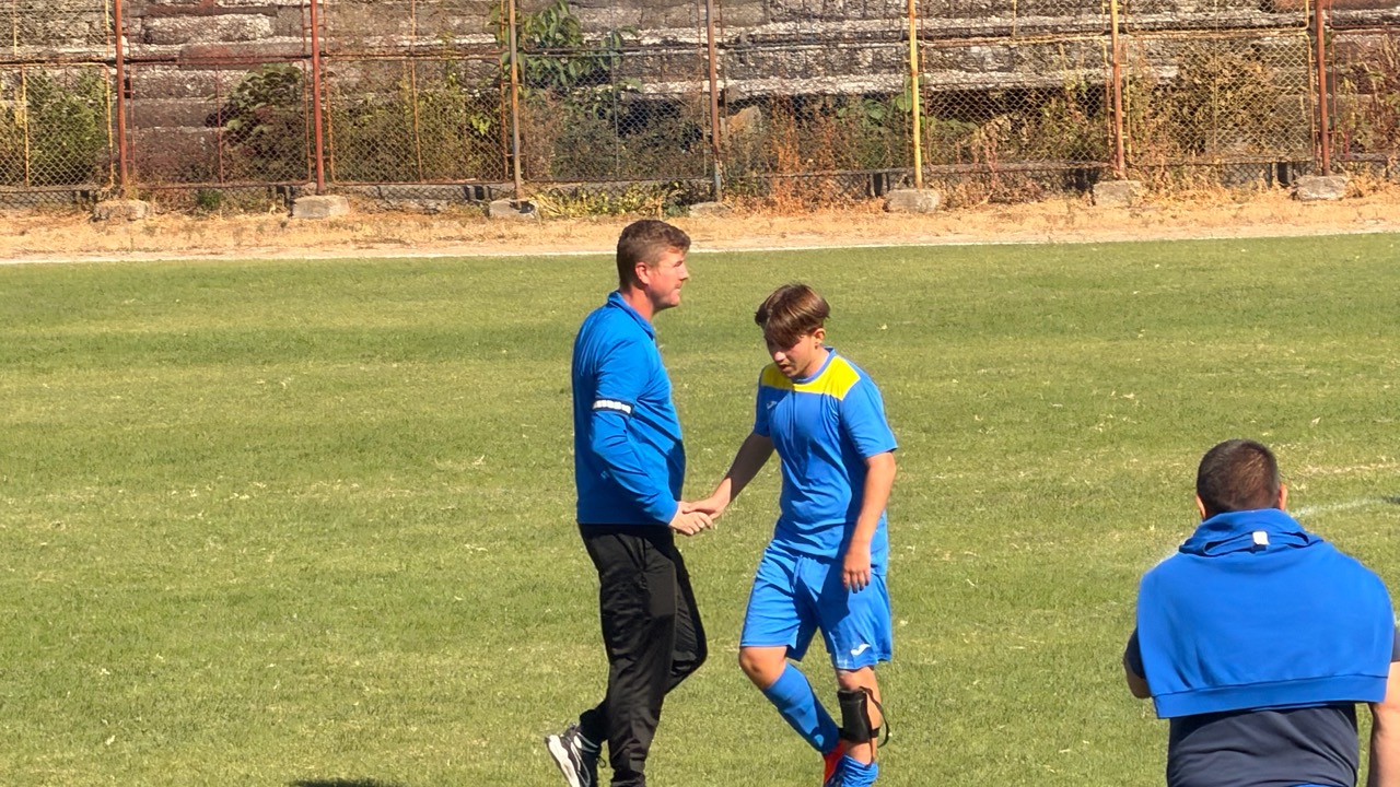 Dănuț Ivănică alături de un junior Sporting Roșiori