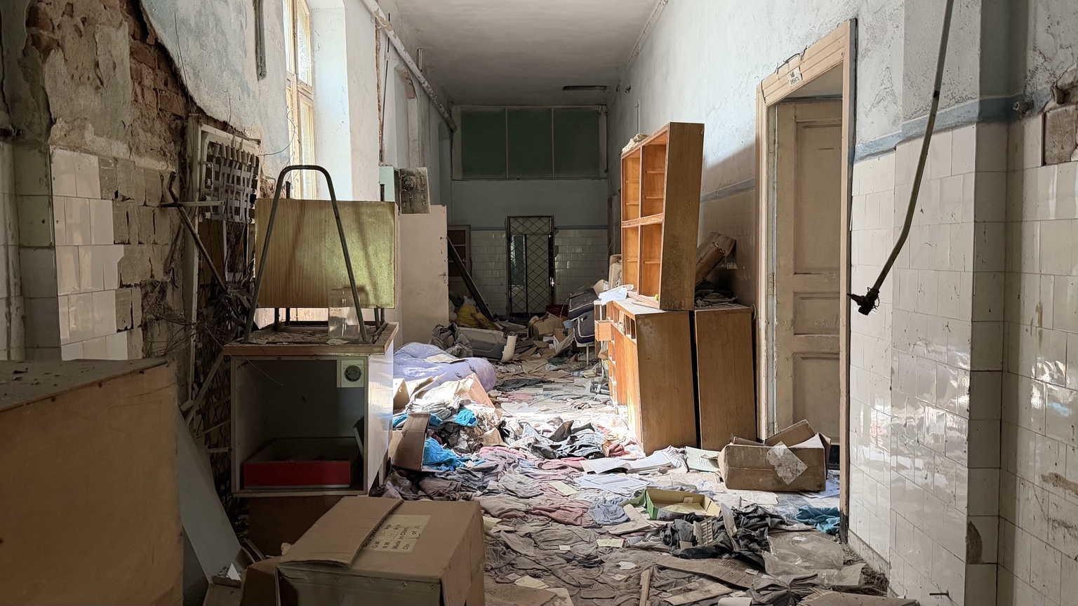 Coridor degradat în Spitalul Vechi