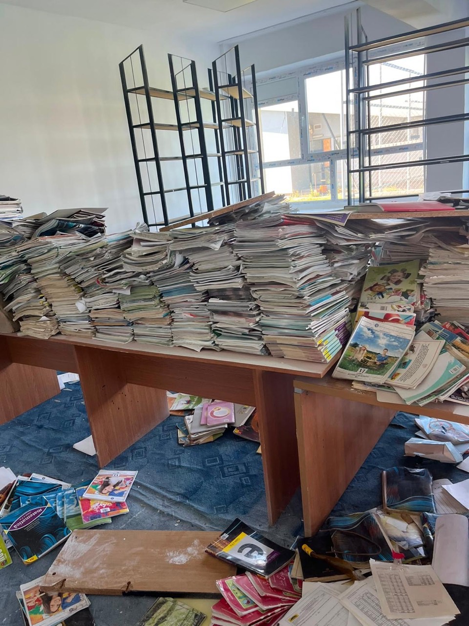 Manuale strânse într-o încăpere a școlii din Peretu