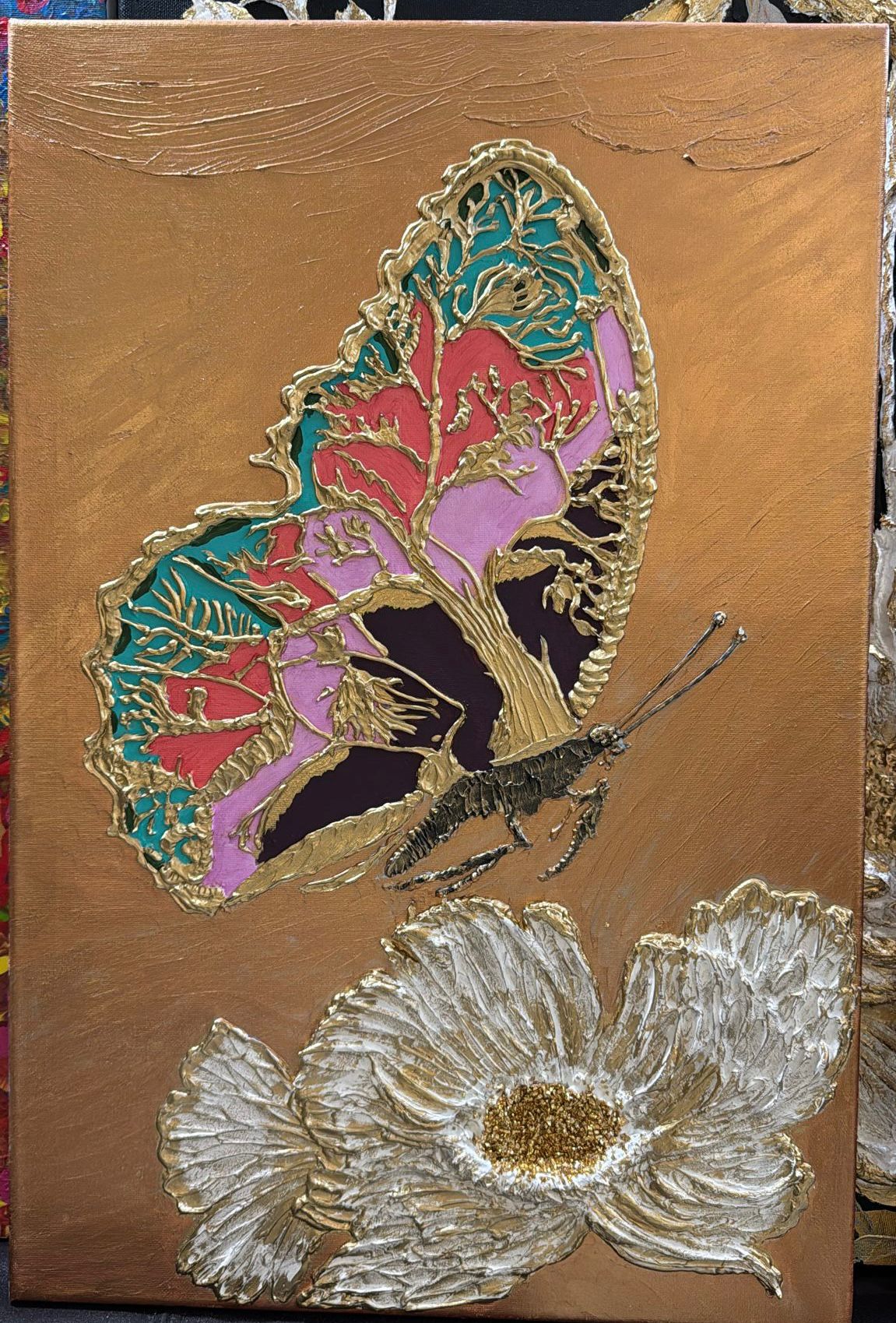 Aripi de fluturi în petale de flori