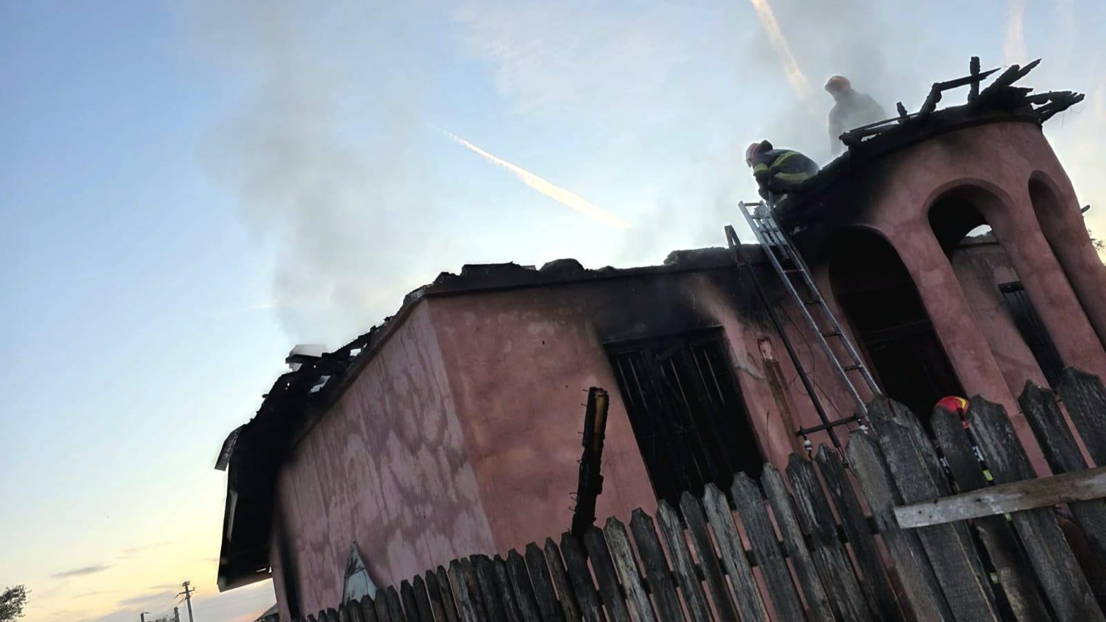 Acoperișul locuinței afectate de incendiu și intervenția pompierilor