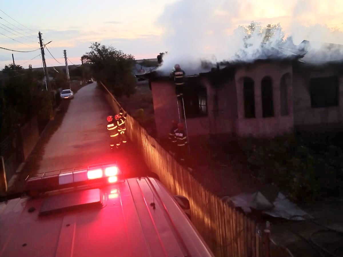 Autospecială și pompieri lângă locuința afectată de incendiu