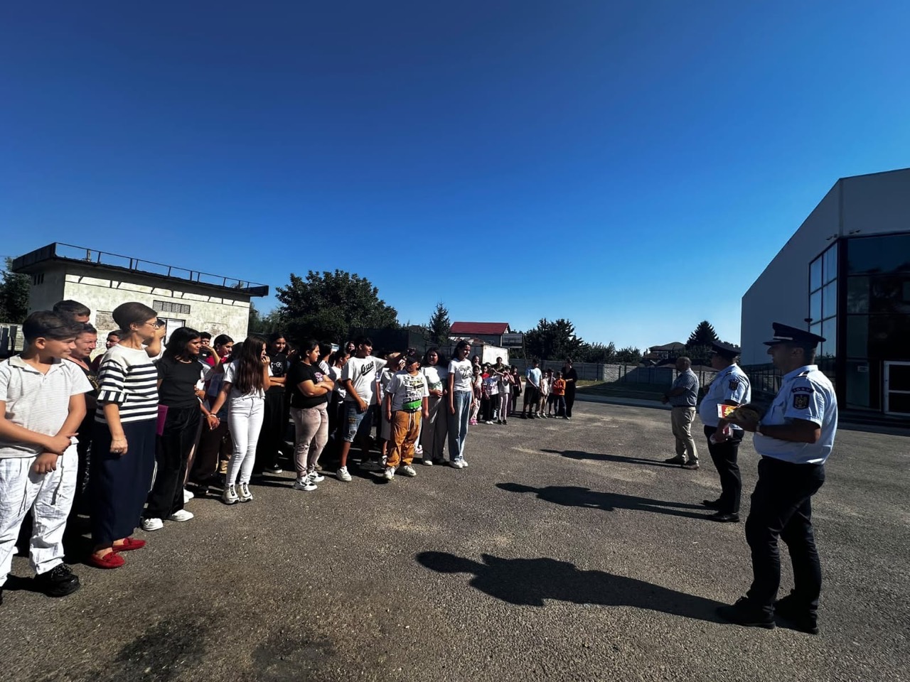 Pompierii discută cu elevii despre prevenirea incendiilor și evacuare