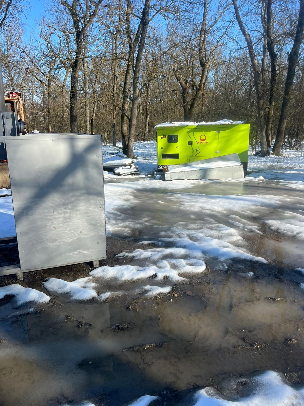 Generator fotografiat între arbori. Imagine de arhivă. Foto: documentare 24newsro
