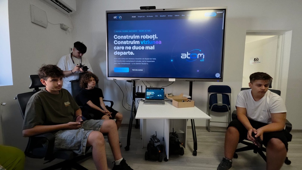 Membrii atomRDV în timpul prezentării proiectului la biblioteca din Roșiori de Vede