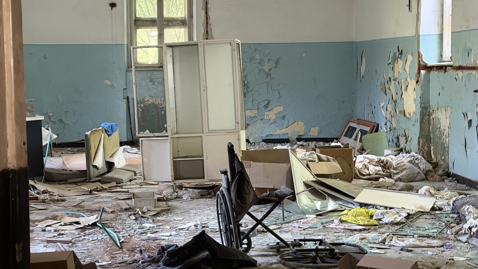 Încăpere abandonată cu scaun rulant