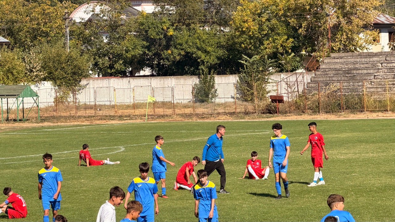 Jucători pe teren la meciul U15 Sporting Roșiori–CSM Alexandria